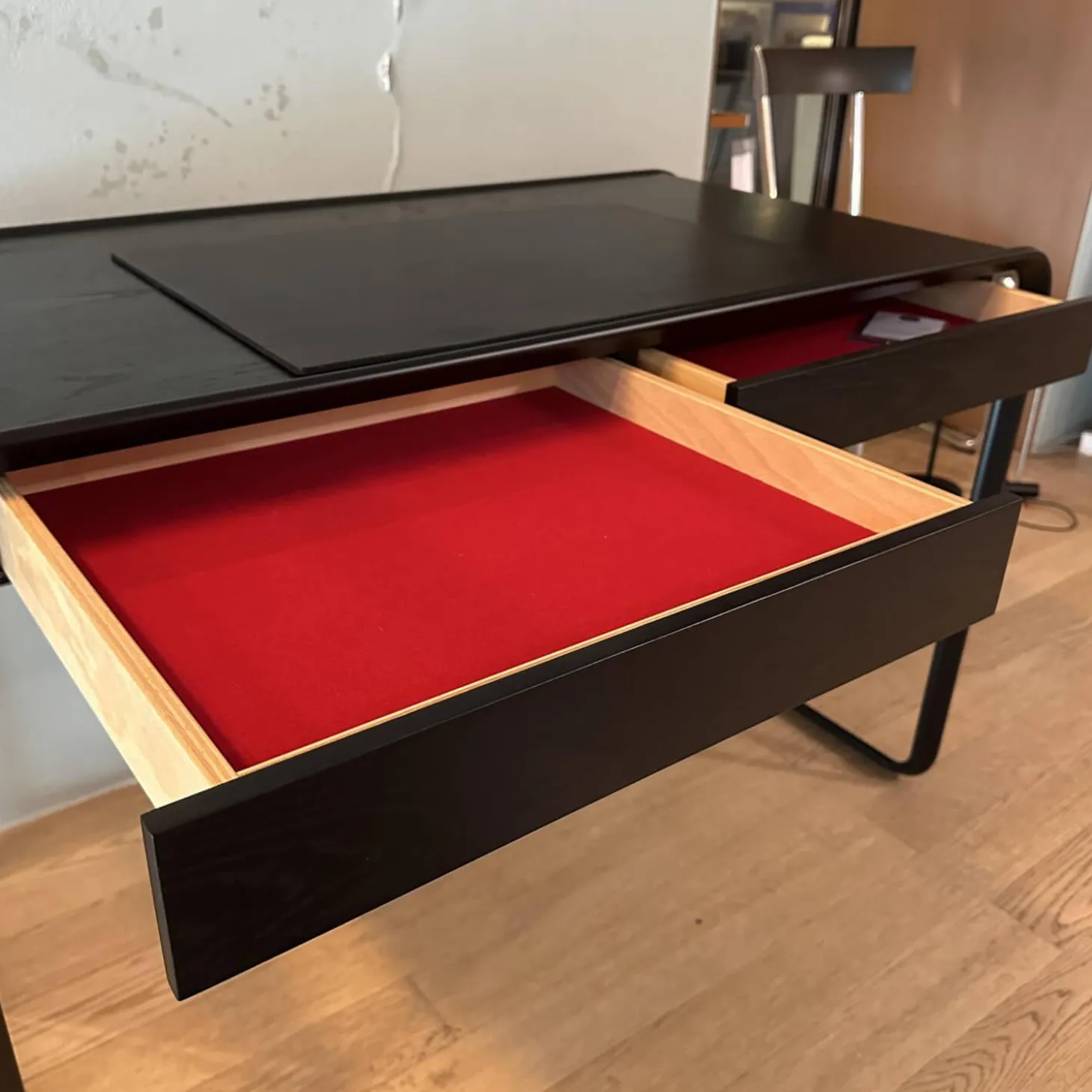 Schreibtisch Oblique K2D Platte Eiche Furniert Lackiert Schwarz RAL 9005 Gestell Stahlrohr Schwarz Schübe Innen Ausgelegt Tuch Rot