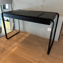 Schreibtisch Oblique K2D Platte Eiche Furniert Lackiert Schwarz RAL 9005 Gestell Stahlrohr Schwarz Schübe Innen Ausgelegt Tuch Rot