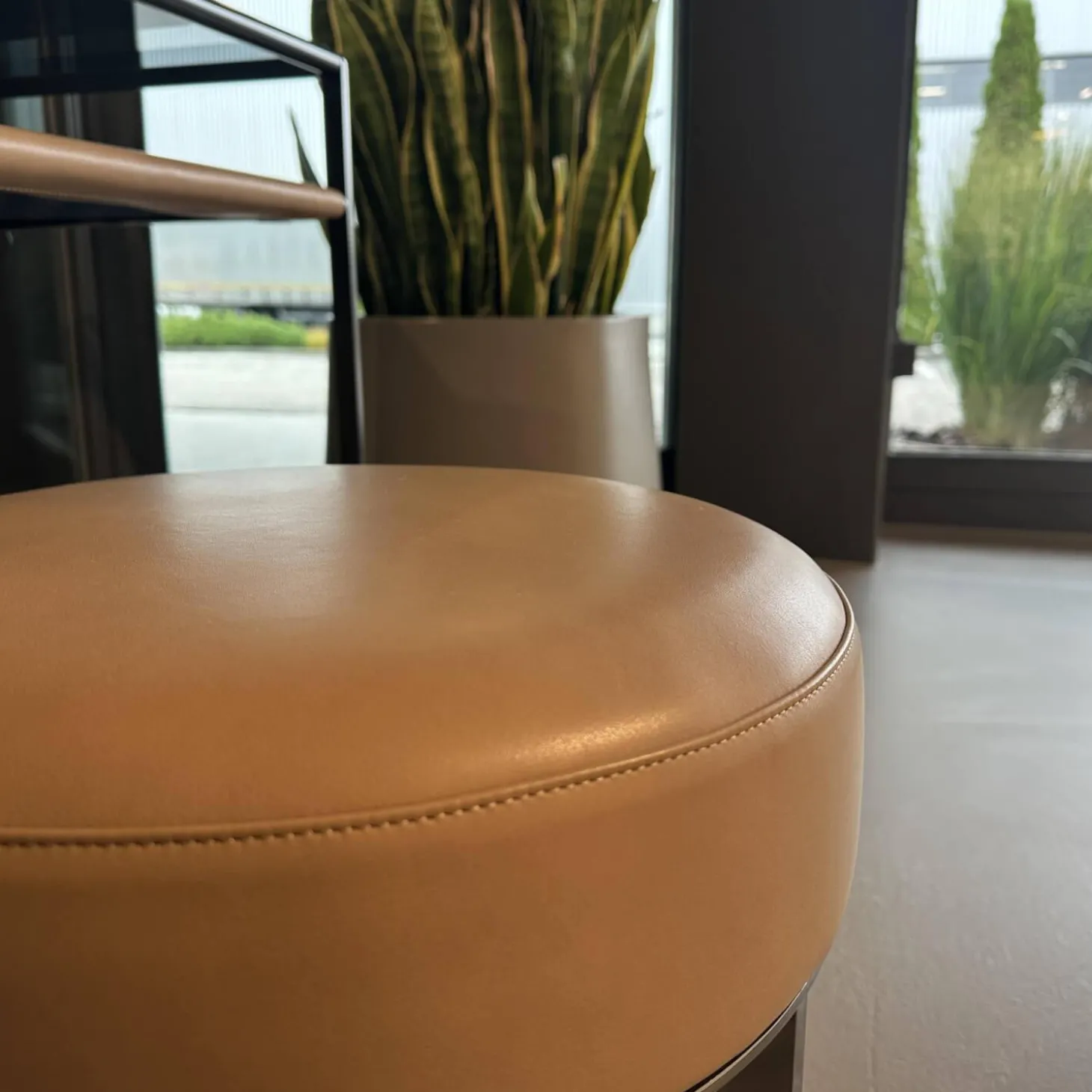 Schreibtisch Quiet Lines Platte Rauchglas Und Leder Kasia 330 Nussbaum Braun Gestell Schwarz Verchromt Mit Hocker