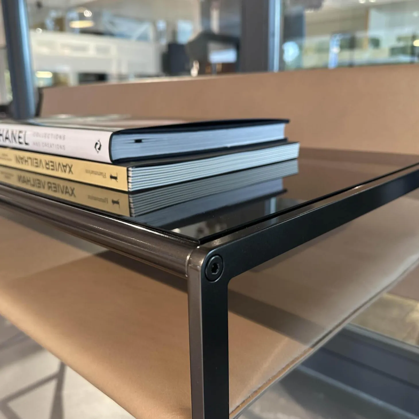 Schreibtisch Quiet Lines Platte Rauchglas Und Leder Kasia 330 Nussbaum Braun Gestell Schwarz Verchromt Mit Hocker