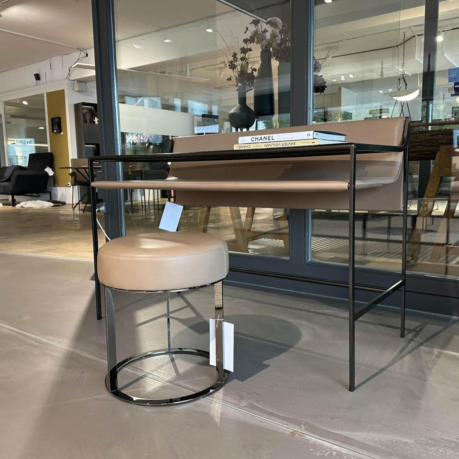 Schreibtisch Quiet Lines Platte Rauchglas Und Leder Kasia 330 Nussbaum Braun Gestell Schwarz Verchromt Mit Hocker