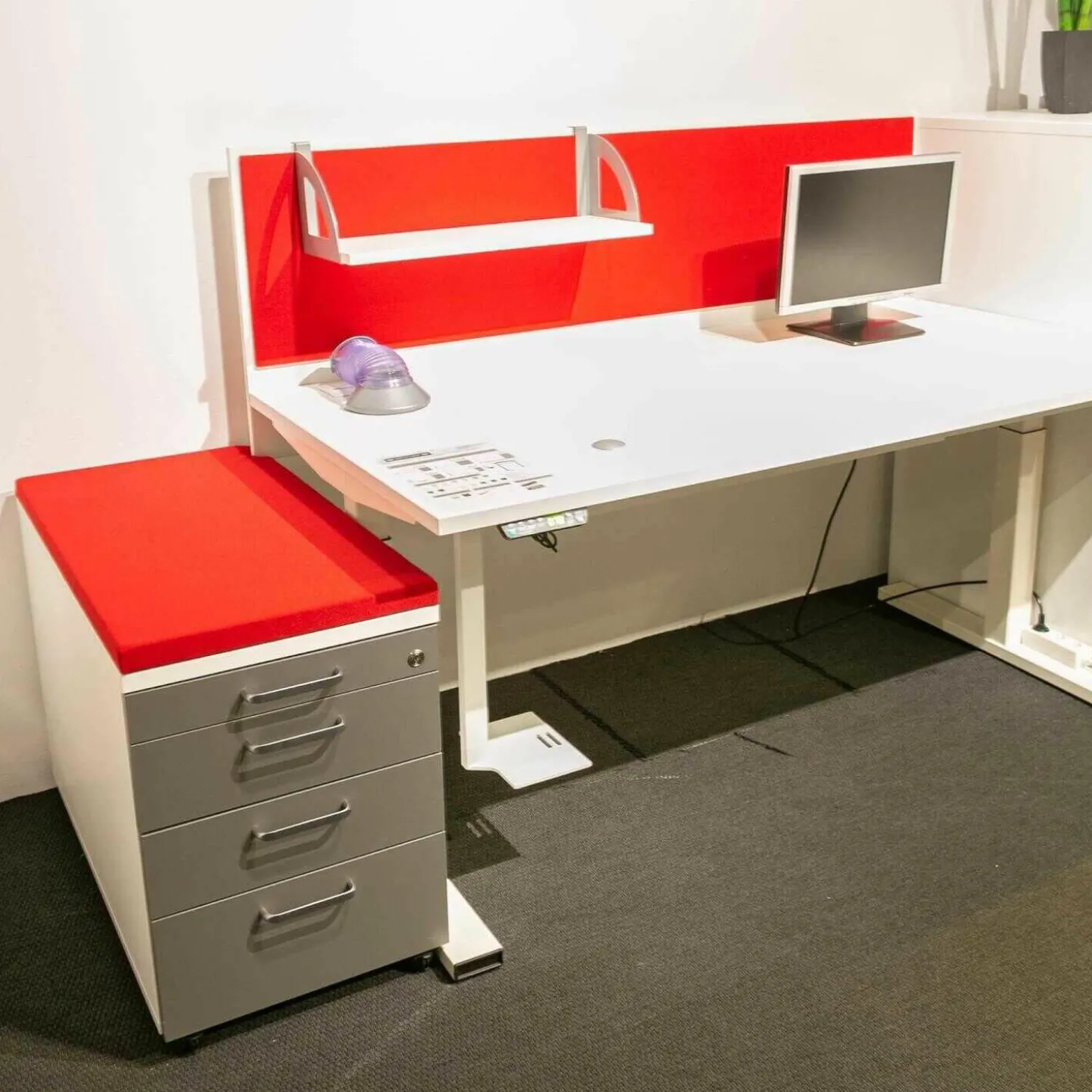 Schreibtisch Velum E10 mit Motorisch Verstellbarer Rollcontainer Velum E10