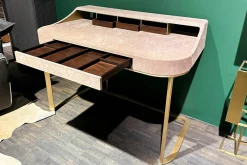 Schreibtisch Yves Tischplatte MDF Leder Kashmir Hell Rose Gestell Messing Matt