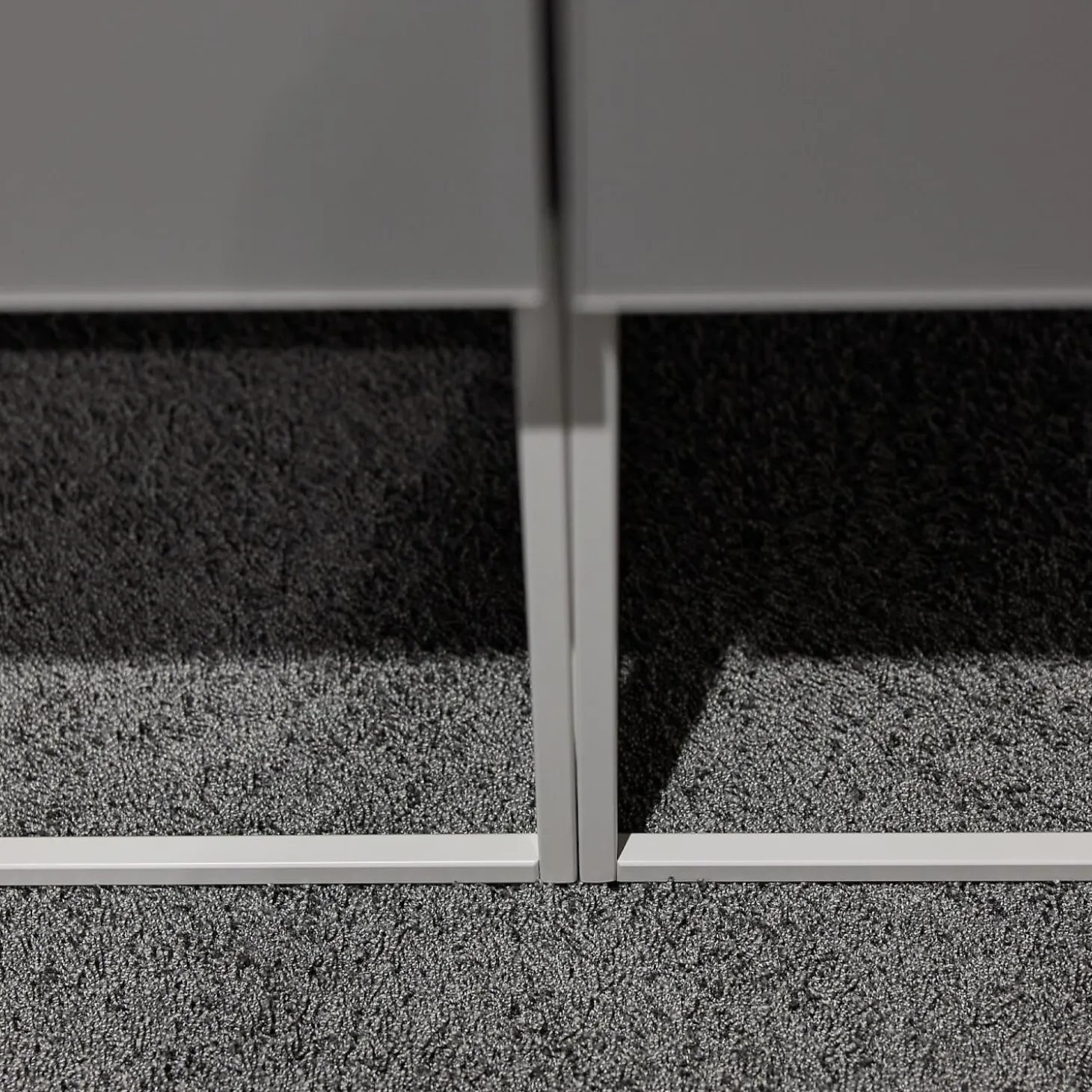 Schubkastenschrank Mio Korpus Lack Matt Asphalt Fronten Und Abdeckplatte Glas Matt Asphalt Gittergestell Steingrau