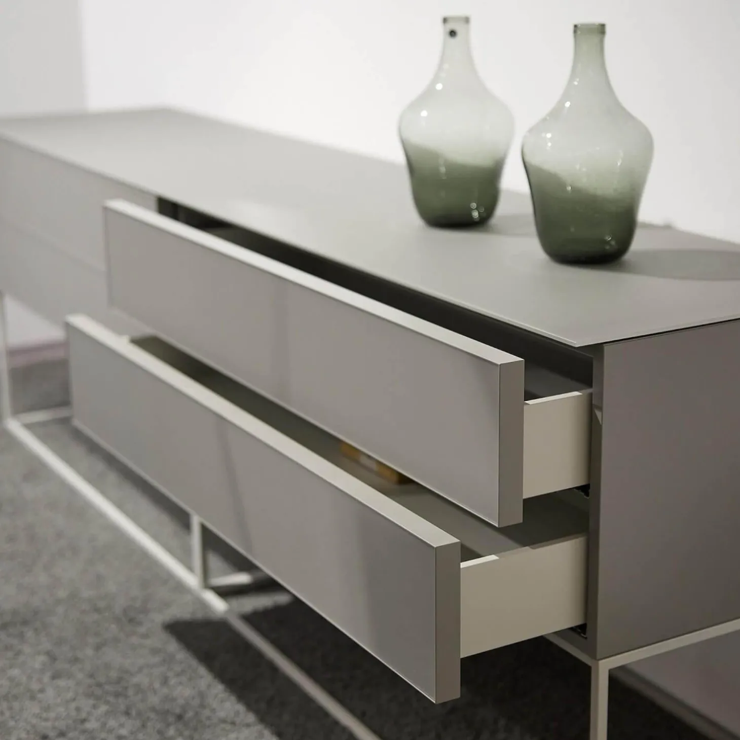 Schubkastenschrank Mio Korpus Lack Matt Asphalt Fronten Und Abdeckplatte Glas Matt Asphalt Gittergestell Steingrau