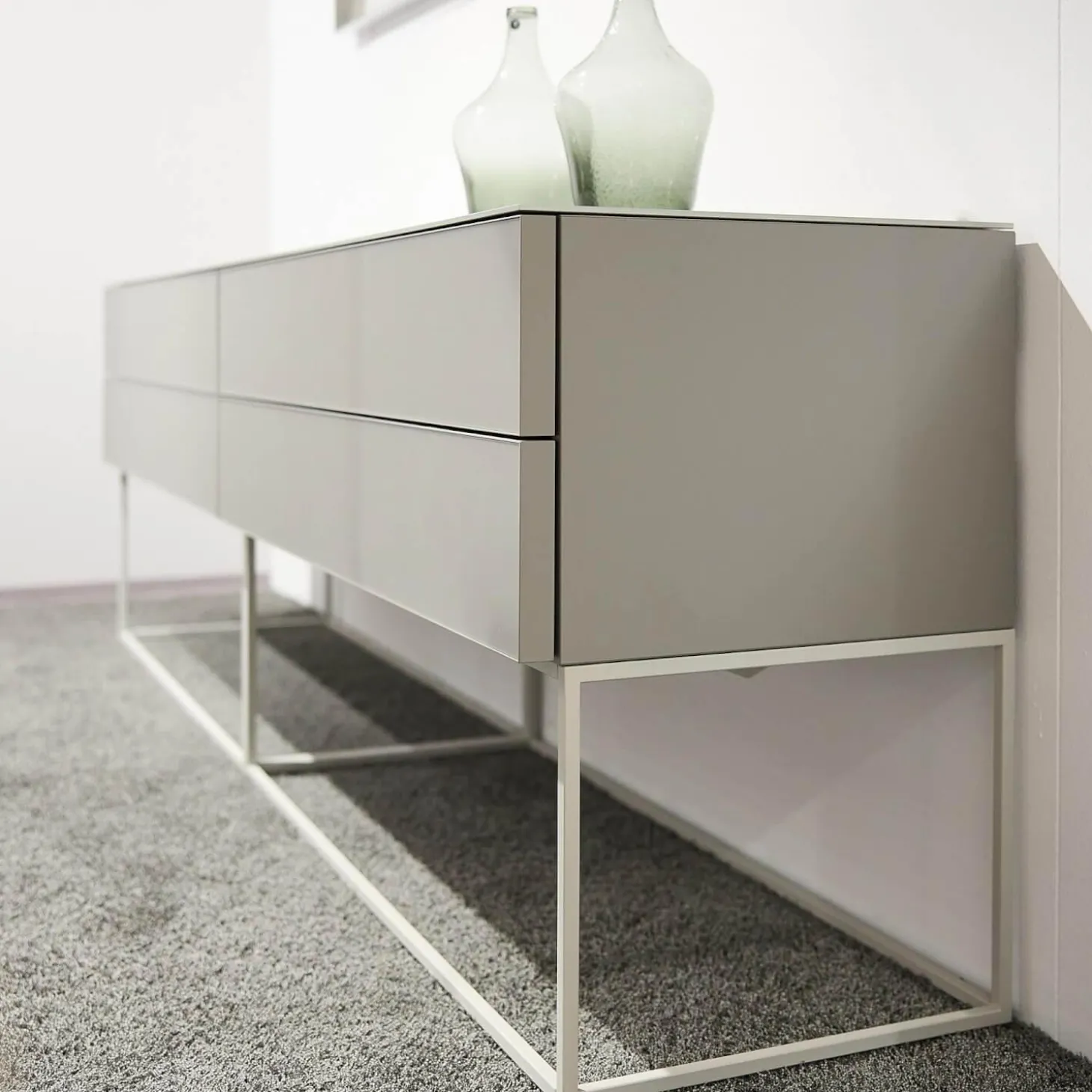 Schubkastenschrank Mio Korpus Lack Matt Asphalt Fronten Und Abdeckplatte Glas Matt Asphalt Gittergestell Steingrau