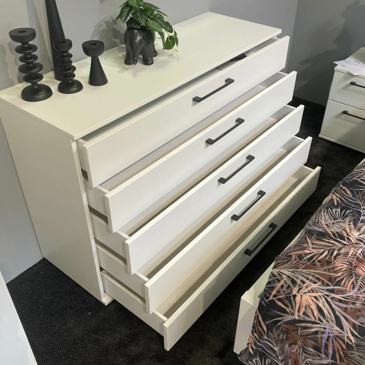 Schubladenkommode Daisy Korpus Lack Weiß Griffe Eckig Matt Anthrazit