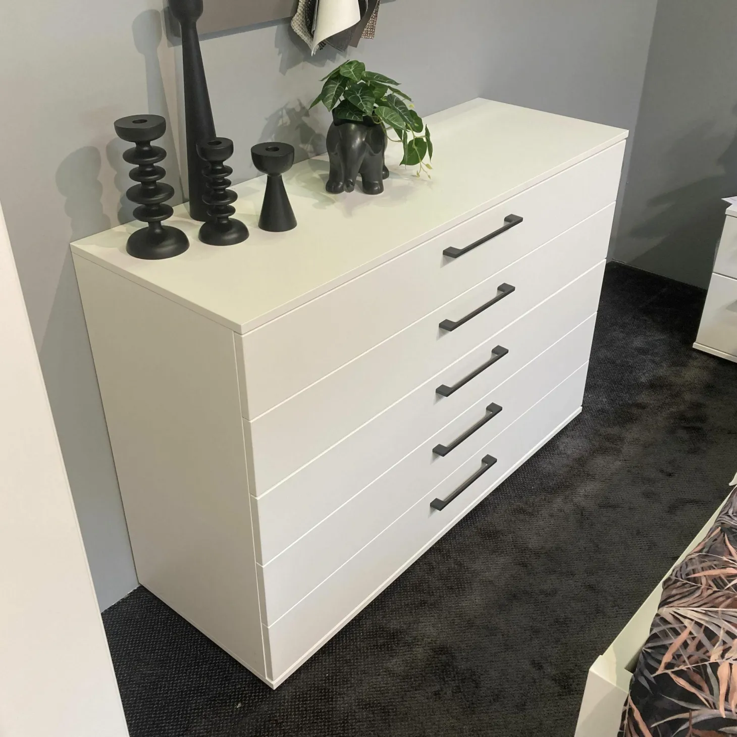 Schubladenkommode Daisy Korpus Lack Weiß Griffe Eckig Matt Anthrazit