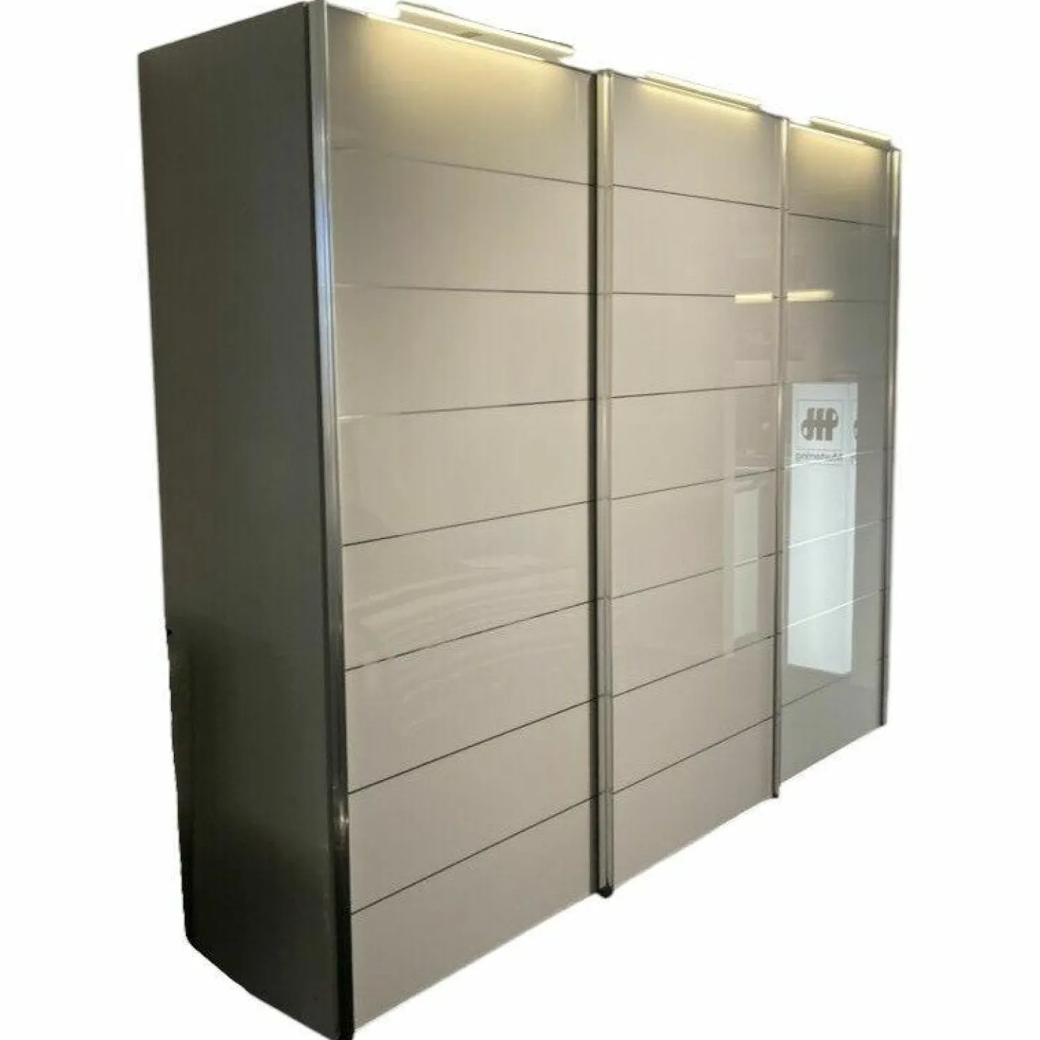 Schwebetürenschrank Arango Korpus Dekor Saphir Grau Beige Front Glas Saphir Grau Beige Zierlinien Griffe Chrom Inklusive Beleuchtung