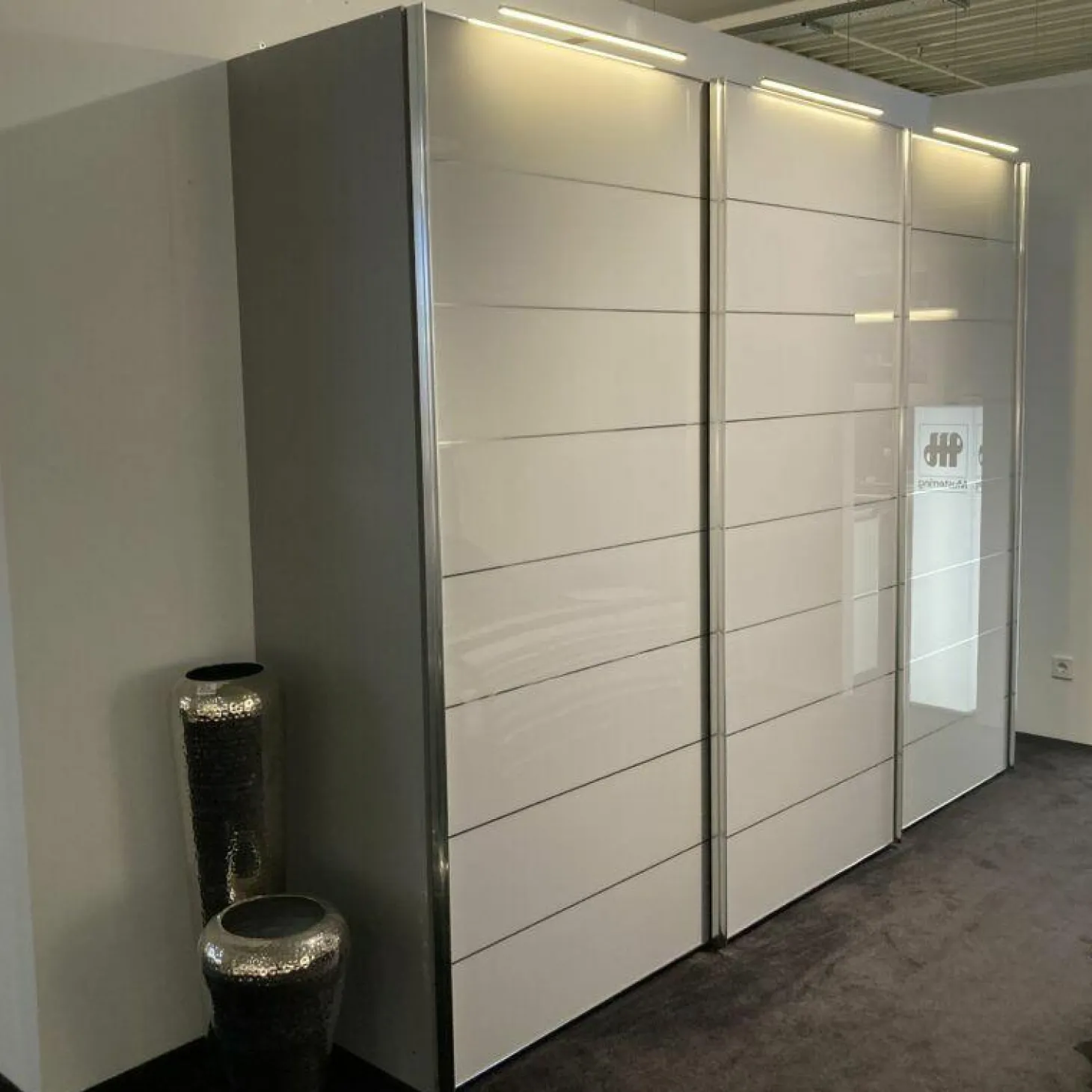 Schwebetürenschrank Arango Korpus Dekor Saphir Grau Beige Front Glas Saphir Grau Beige Zierlinien Griffe Chrom Inklusive Beleuchtung