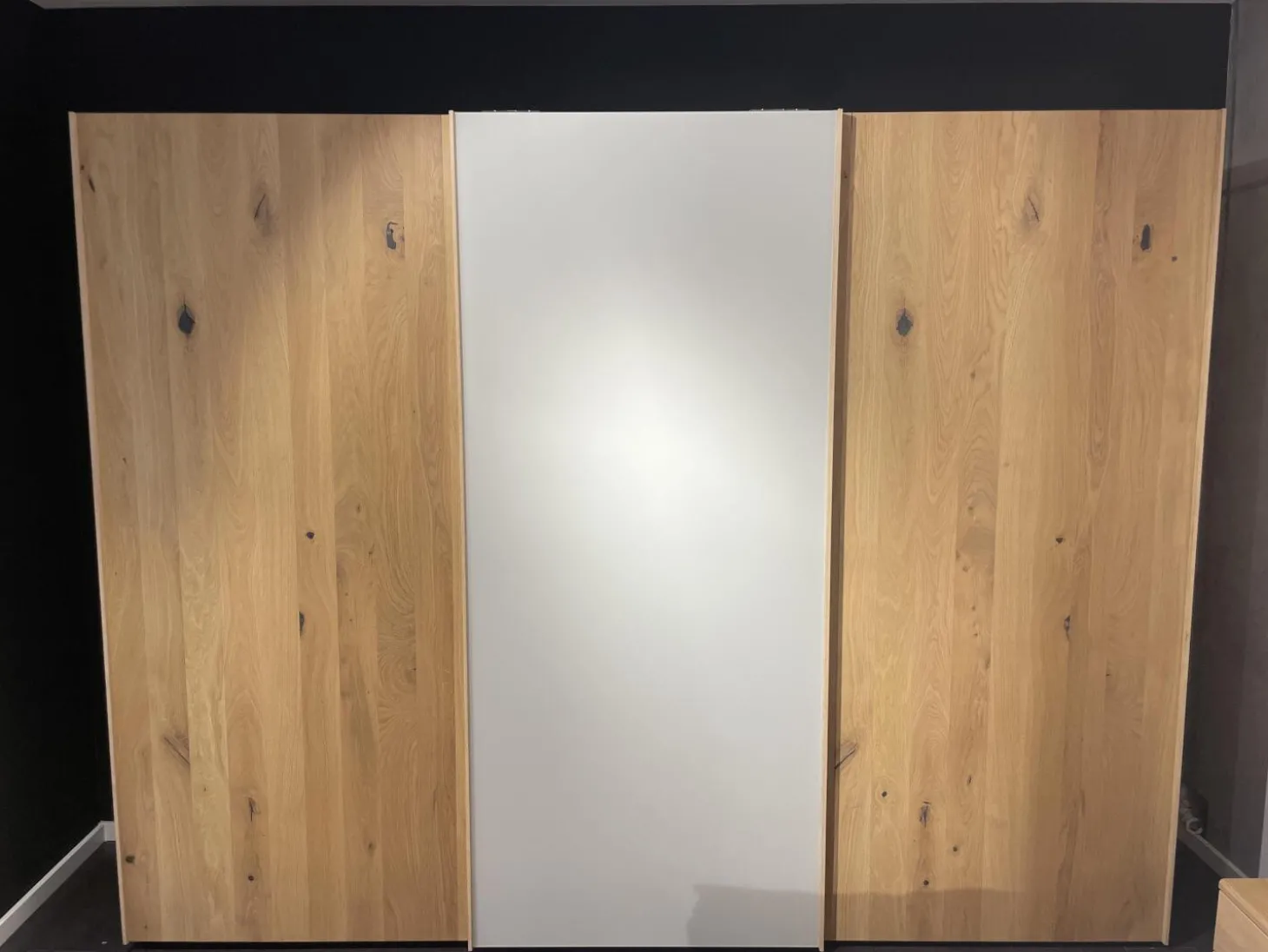 Schwebetürenschrank Soft Eiche Wild Weißöl Farbglas Matt Hellgrau Inklusive Innenleben Und Beleuchtung