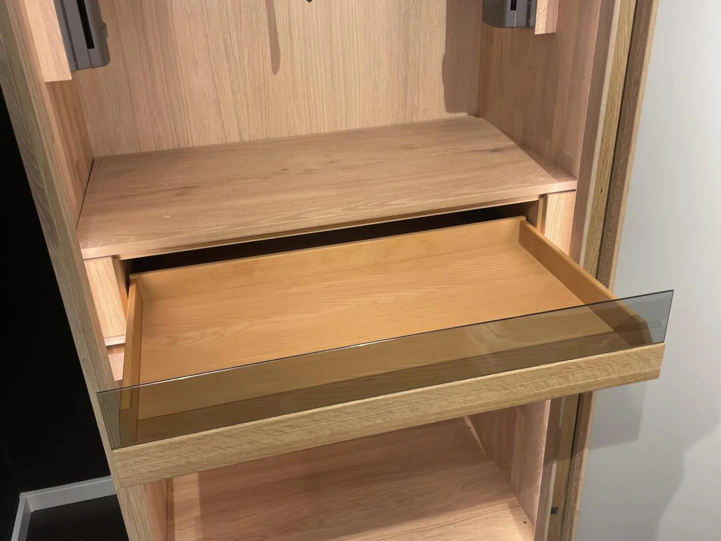 Schwebetürenschrank Soft Eiche Wild Weißöl Farbglas Matt Hellgrau Inklusive Innenleben Und Beleuchtung