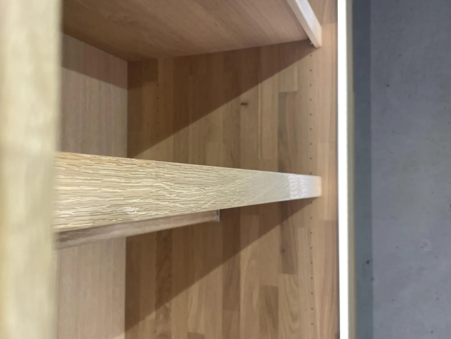 Schwebetürenschrank Soft Eiche Wild Weißöl Farbglas Matt Hellgrau Inklusive Innenleben Und Beleuchtung