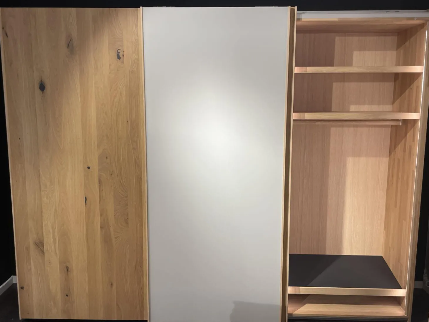 Schwebetürenschrank Soft Eiche Wild Weißöl Farbglas Matt Hellgrau Inklusive Innenleben Und Beleuchtung