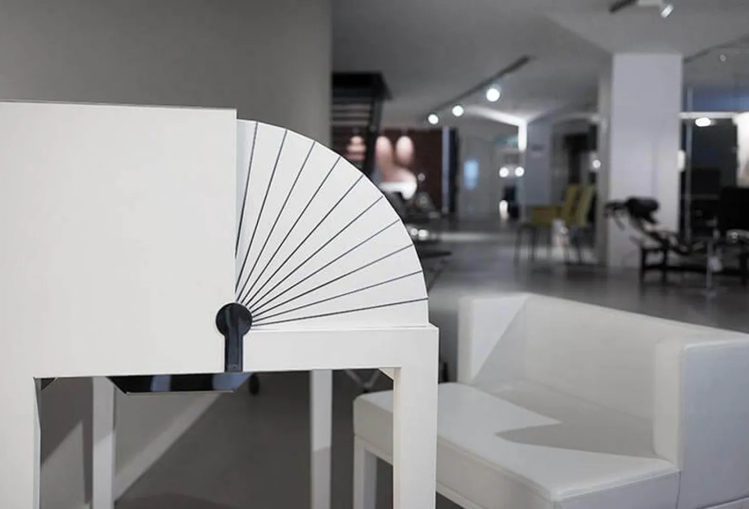 Sekretär Miss Moneypenny Edelstahl Poliert Bezug Leder Weiß Mit Hocker Und Beleuchtung