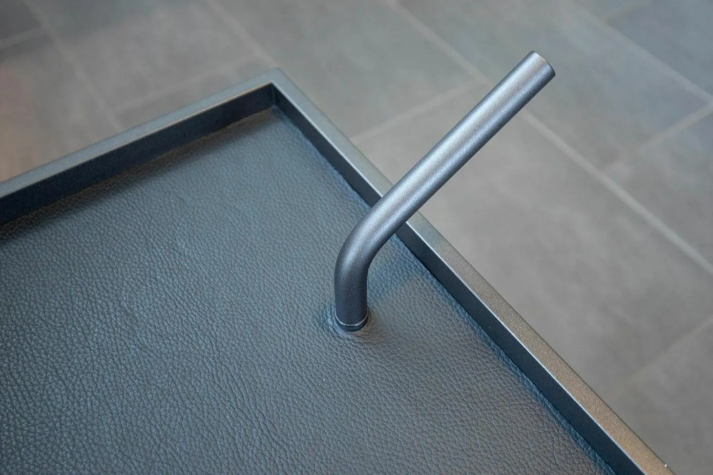 Servierwagen Bond Tischauflage Leder 175 Schwarz Gestell Schwarzbraun Feinstruktur Mit Rollen