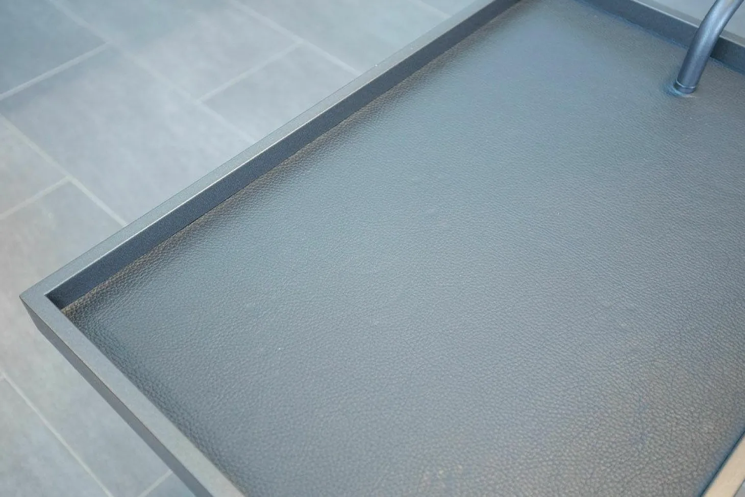 Servierwagen Bond Tischauflage Leder 175 Schwarz Gestell Schwarzbraun Feinstruktur Mit Rollen