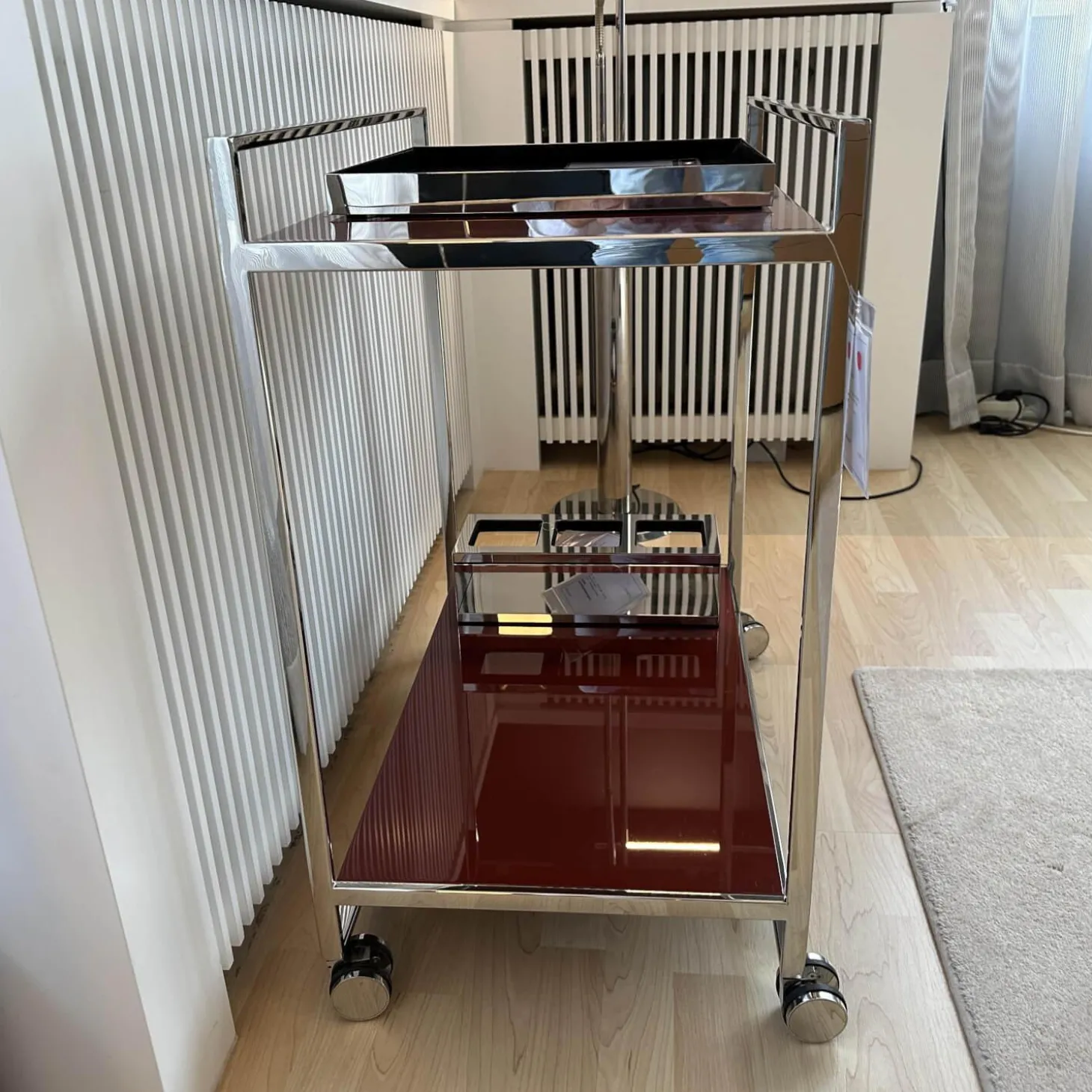 Servierwagen Flat Oberfläche Lack Oxidrot Rot Hochglanz Rahmen Edelstahl Poliert Inklusive Tablett Und Flaschenhalter