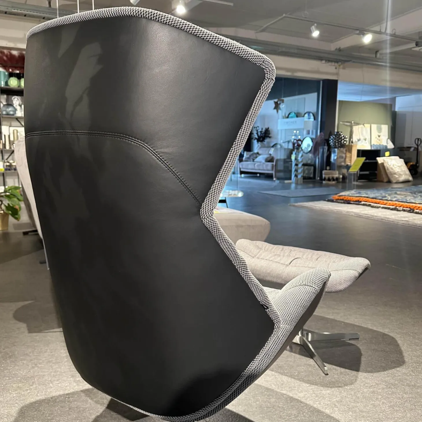 Sessel 808 Bezug Innen Stoff Soul 151 Pepper Grau Außen Nappaleder Nero Anthrazit Stahlgestell Edelstahloptik Und Hocker