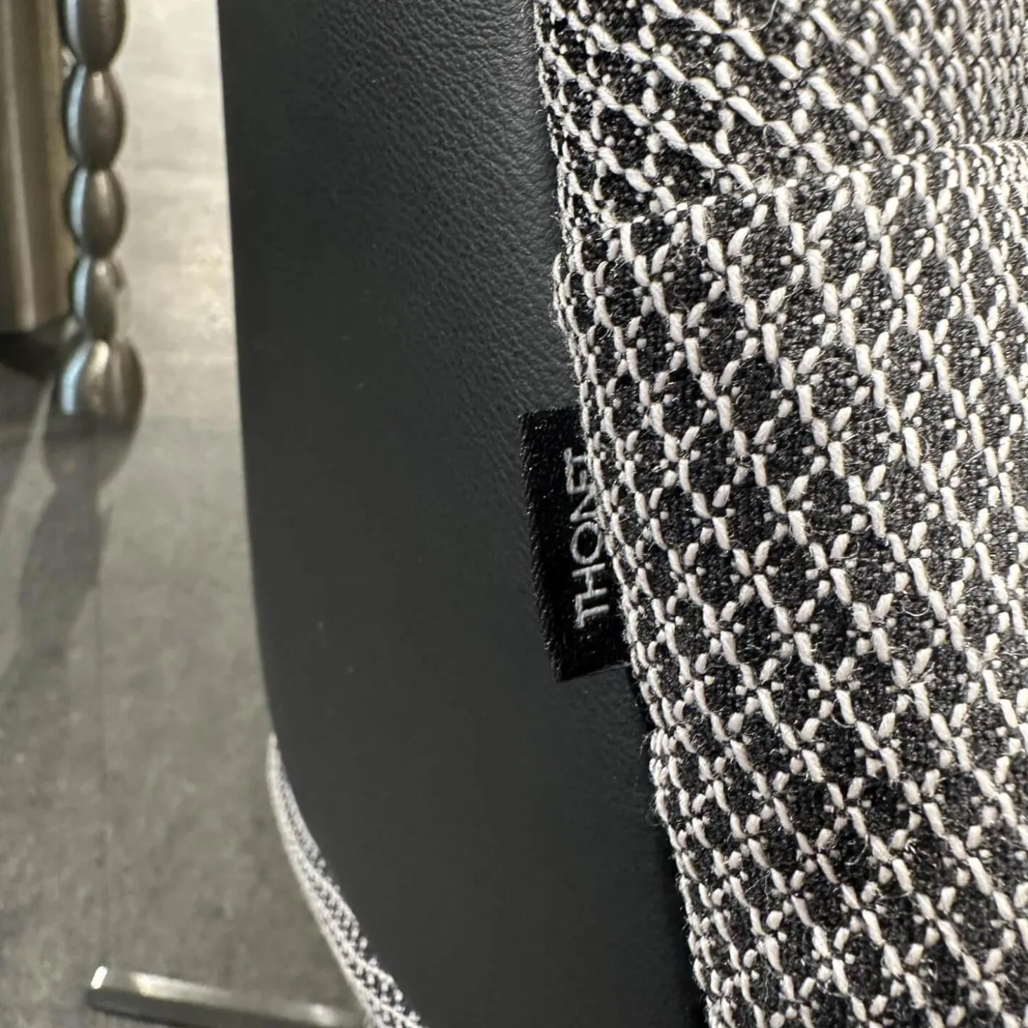 Sessel 808 Bezug Innen Stoff Soul 151 Pepper Grau Außen Nappaleder Nero Anthrazit Stahlgestell Edelstahloptik Und Hocker