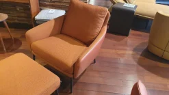 Sessel 561 Jon Stoff 24 Kupferbraun Füße Metall Schwarz mit Hocker