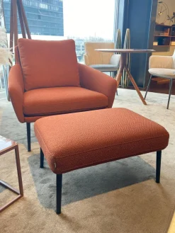 Sessel 561 Jon Stoff 24 Kupferbraun Füße Metall Schwarz mit Hocker