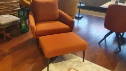 Sessel 561 Jon Stoff 24 Kupferbraun Füße Metall Schwarz mit Hocker