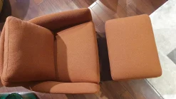 Sessel 561 Jon Stoff 24 Kupferbraun Füße Metall Schwarz mit Hocker