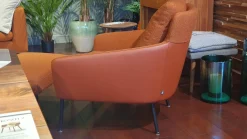 Sessel 561 Jon Stoff 24 Kupferbraun Füße Metall Schwarz mit Hocker