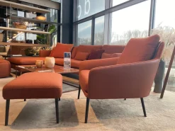 Sessel 561 Jon Stoff 24 Kupferbraun Füße Metall Schwarz mit Hocker