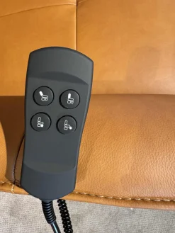 Sessel 9361 Leder Soft Nappa Bright Braun Sternfuß Edelstahl Gebürstet 2 Motorisch Inklusive Getrennt Verstellbarer Rücken Und Beinauflage