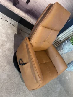 Sessel 9361 Leder Soft Nappa Bright Braun Drehteller Pulverbeschichtet Schwarz 2 Motorisch Mit Aufstehhilfe Inklusive Getrennt Verstellbarer Rücken Und Beinauflage