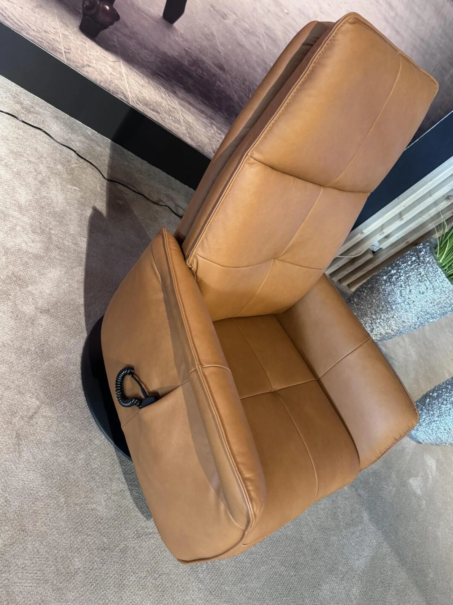 Sessel 9361 Leder Soft Nappa Bright Braun Drehteller Pulverbeschichtet Schwarz 2 Motorisch Mit Aufstehhilfe Inklusive Getrennt Verstellbarer Rücken Und Beinauflage