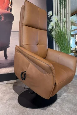 Sessel 9361 Leder Soft Nappa Bright Braun Drehteller Pulverbeschichtet Schwarz 2 Motorisch Mit Aufstehhilfe Inklusive Getrennt Verstellbarer Rücken Und Beinauflage