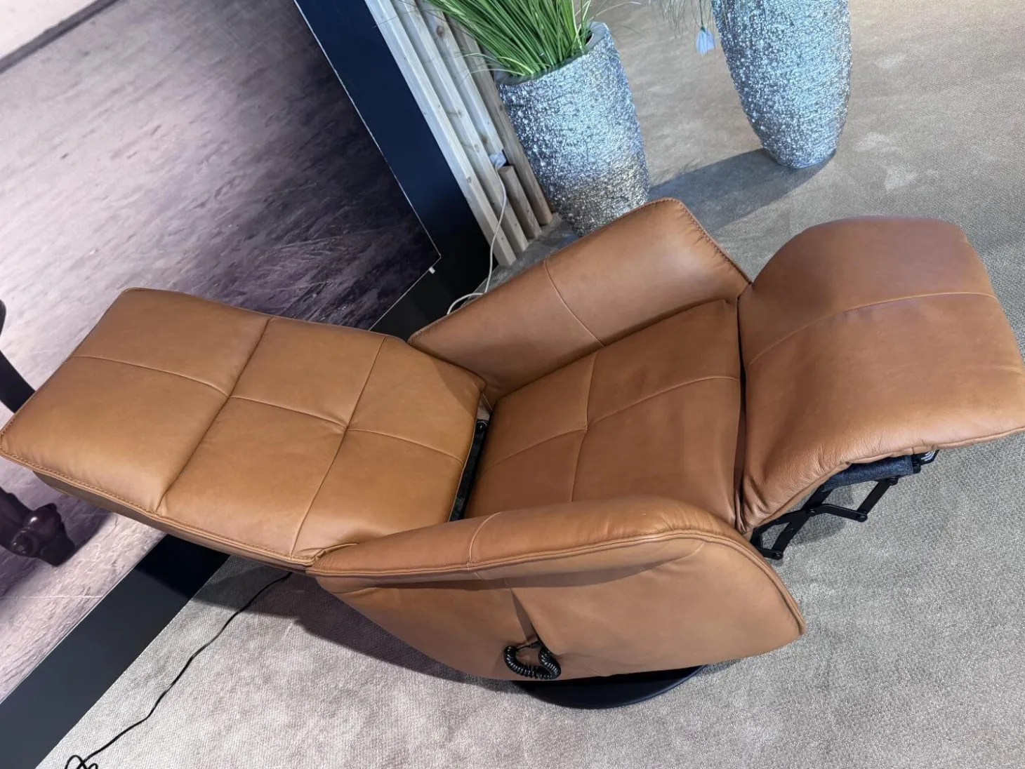 Sessel 9361 Leder Soft Nappa Bright Braun Drehteller Pulverbeschichtet Schwarz 2 Motorisch Mit Aufstehhilfe Inklusive Getrennt Verstellbarer Rücken Und Beinauflage