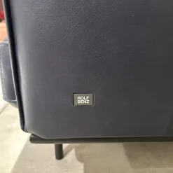 Sessel 536 Liv Smart Leder 42 103 Dunkelschwarzblau Gestell Aluminium Verkehrsschwarz Schwarz Inklusive Kissen