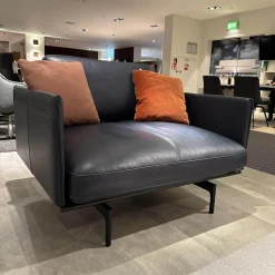 Sessel 536 Liv Smart Leder 42 103 Dunkelschwarzblau Gestell Aluminium Verkehrsschwarz Schwarz Inklusive Kissen