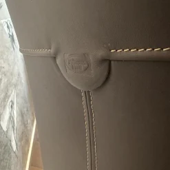 Sessel Archibald A Highback Leder Pelle Soul Ray Grau Füße Nickel Brüniert Schwarz Glänzend