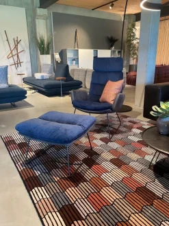 Sessel Arva Lounge Stoff Seven Navy 49 Blau Rücken Leder mit Ottoman