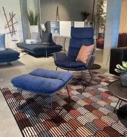 Sessel Arva Lounge Stoff Seven Navy 49 Blau Rücken Leder mit Ottoman