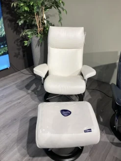 Sessel Aura M Leder Cori 53 Off White Weiß Gestell Signature Holz Schwarz Inklusive Hocker