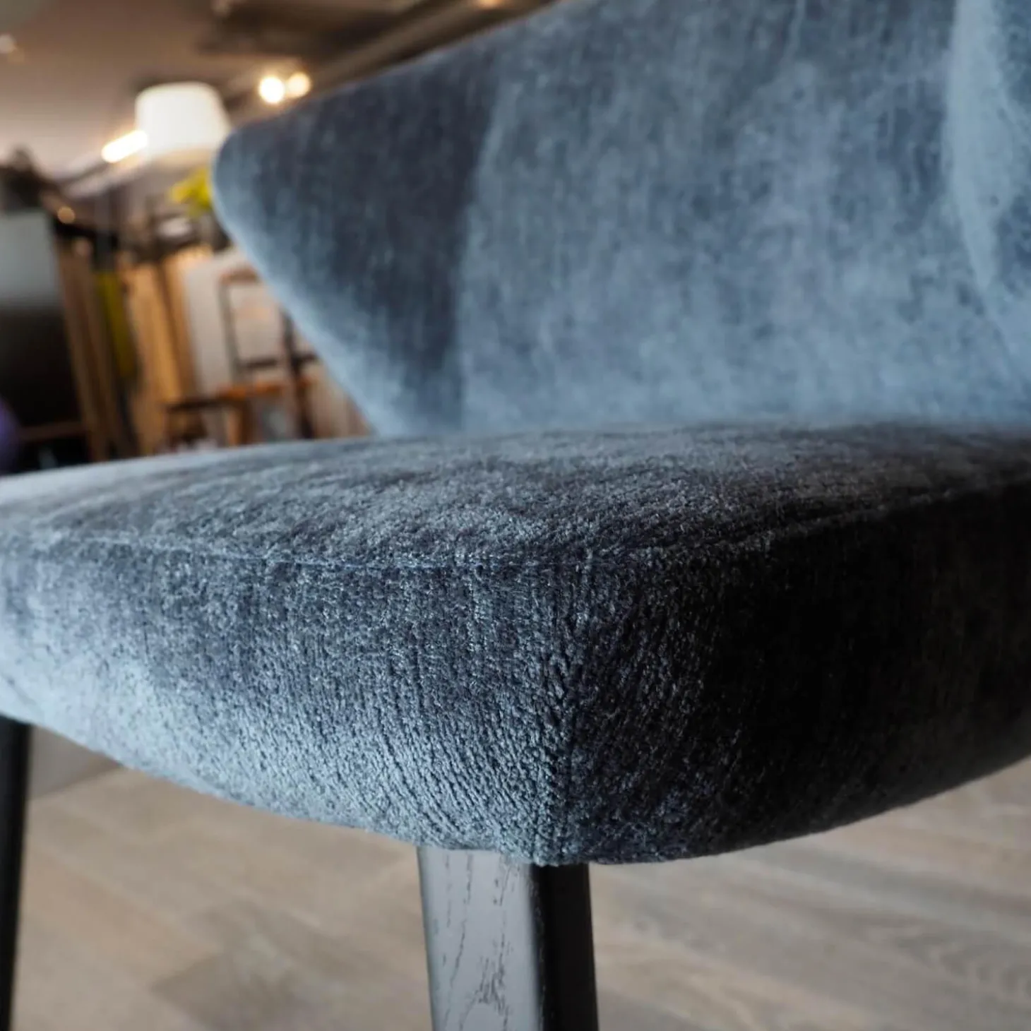 Sessel Back Me Up Salon Stoff Miller Grau-Blau Gestell Esche Carbon Schwarz