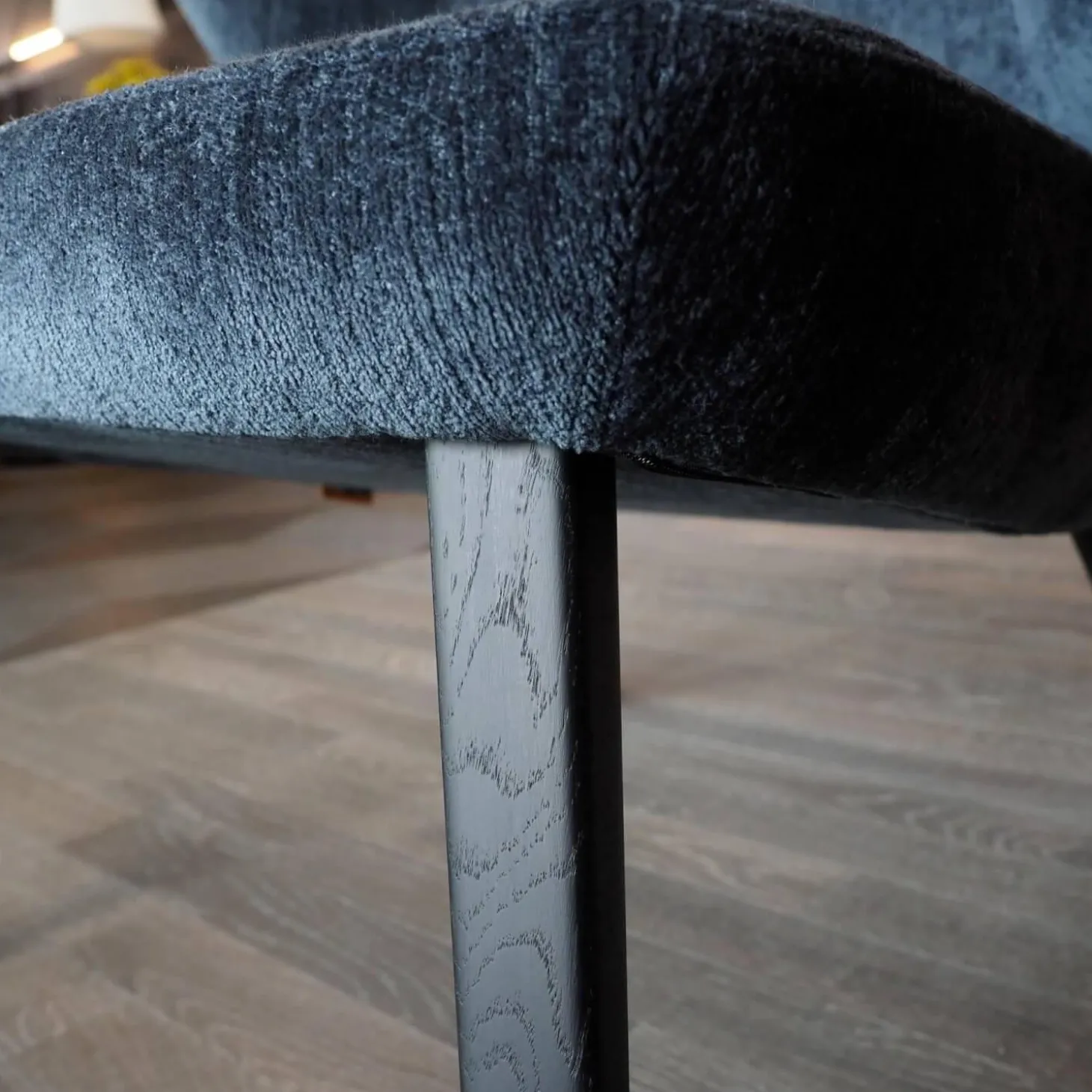 Sessel Back Me Up Salon Stoff Miller Grau-Blau Gestell Esche Carbon Schwarz