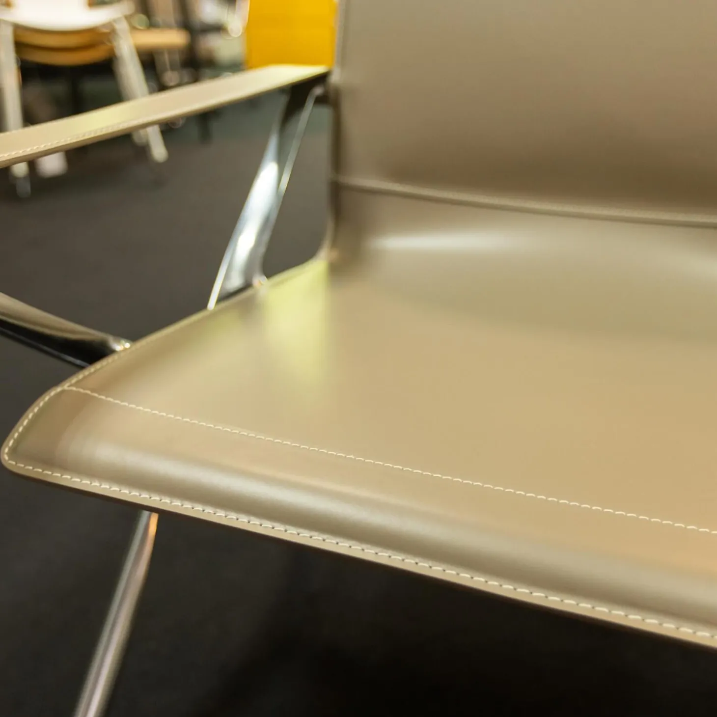 Sessel Beverly 14 Kernleder Tortora 1121280 Rahmen Aluminium