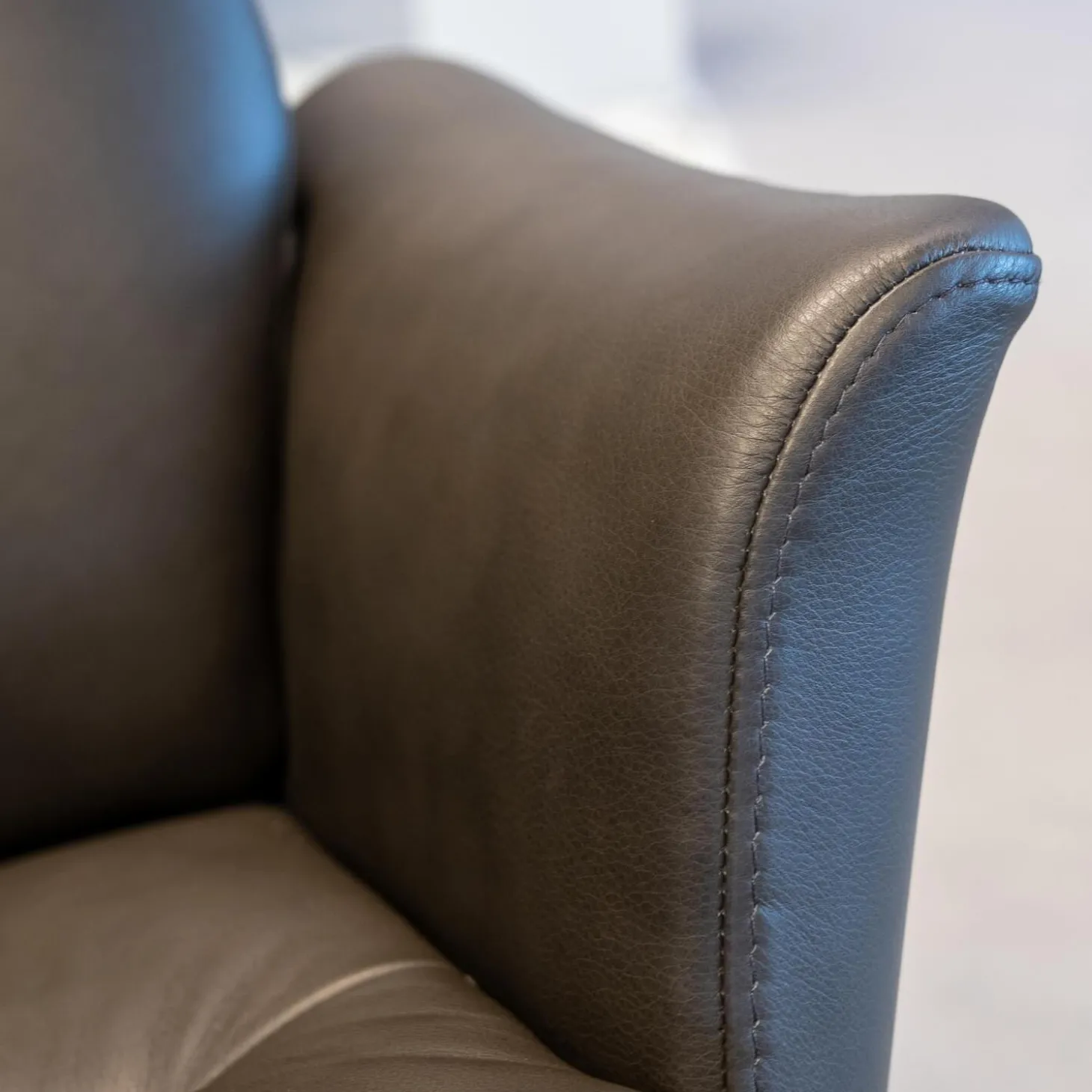 Sessel Beyoung Leder Bolzano Schwarz 2545-85 Lava Braun X-Fuß Schwarz Rücken Hoch