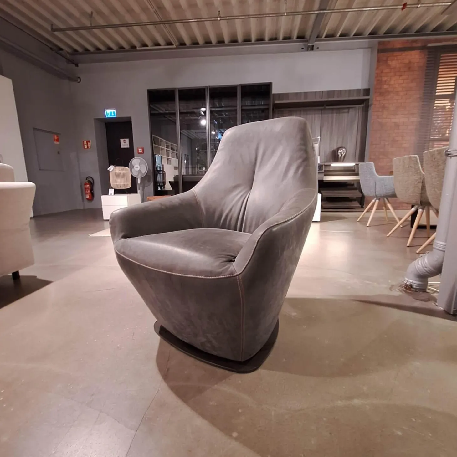 Sessel Cantate Bezug Leder Danza 315 Mirage Grau Stahlfuß Epoxy E2200 Nuit Grau Garnfarbe 899 Ocker Braun