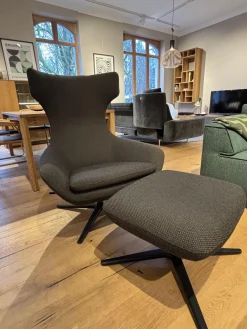 Sessel Caruzzo Plus Stoff Apollo Dunkelgrau Braun Drehgestell Schwarz Lackiert Inklusive Hocker