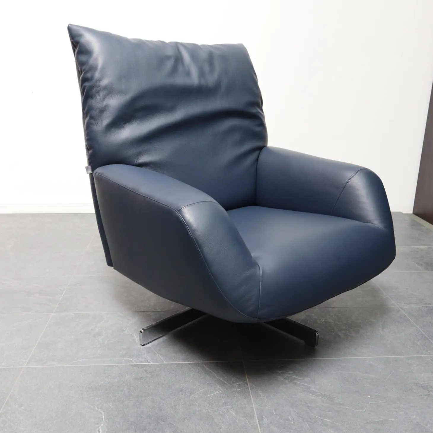 Sessel Chiara Bezug Leder P 9165 78 Dunkelblau Drehgestell Metall Verchromt