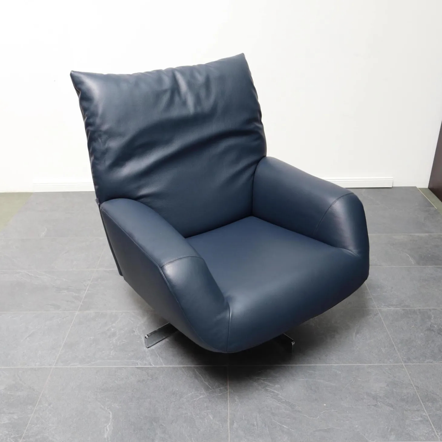 Sessel Chiara Bezug Leder P 9165 78 Dunkelblau Drehgestell Metall Verchromt