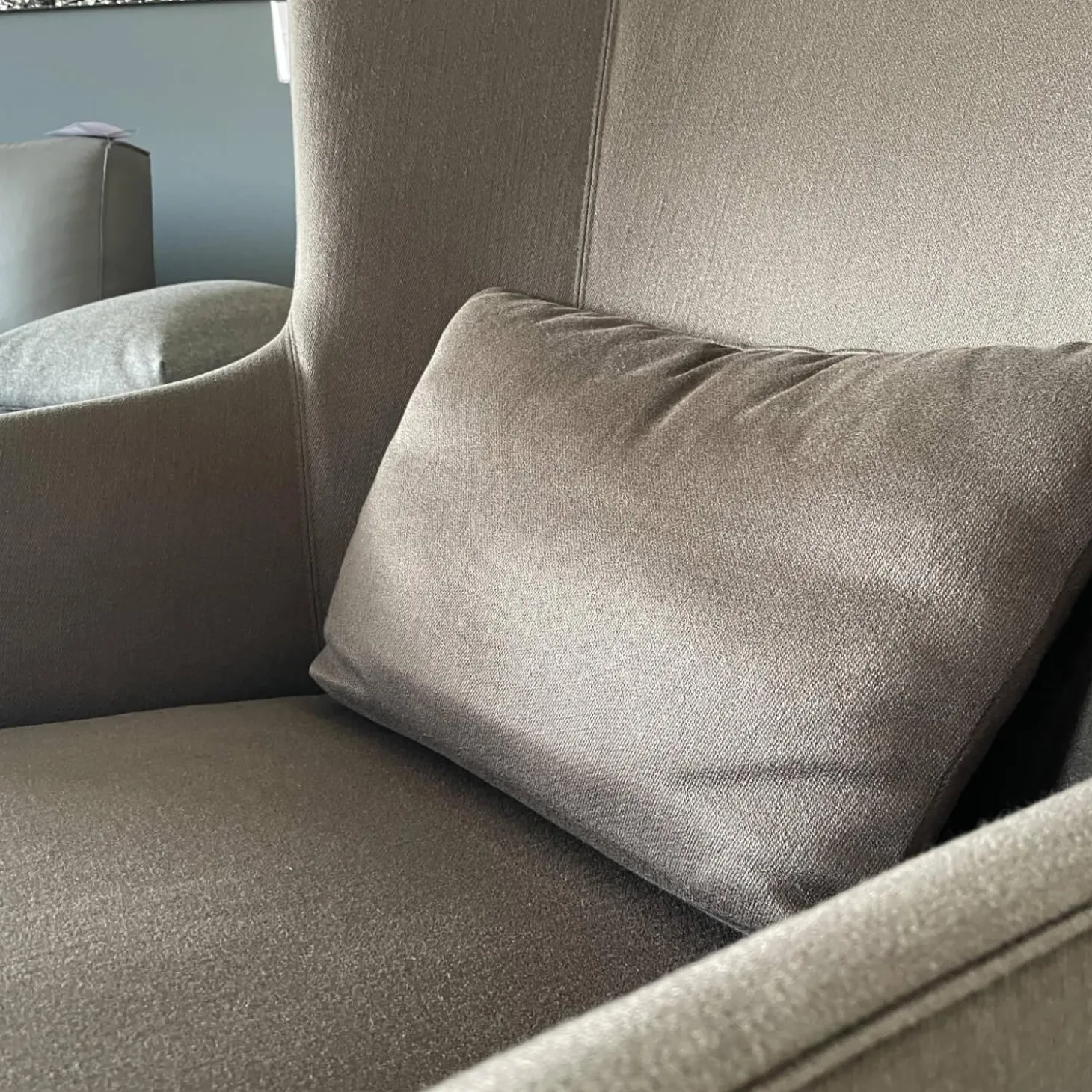 Sessel CK280.15 Lilou Stoff Casanova 026 Darktaupe Fuß Schwarz Gepulvert